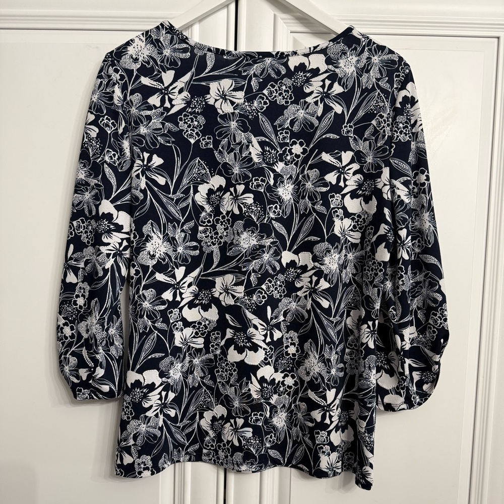 Mandee Size XL Navy w/White Floral Textured Print Blouse Notched V-Neck Keyhole - Picture 9 of 12